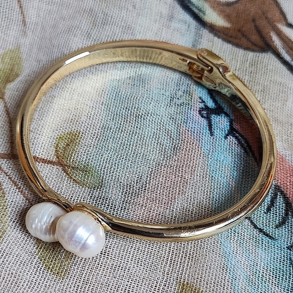Potato Pearls Pearl Gold Tone NEW Heavy Well Made Clamper Bracelet - Picture 1 of 15